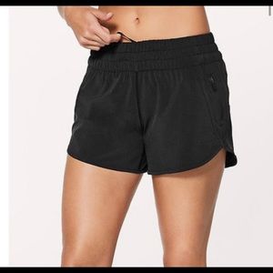 Lululemon Blk tracker shorts size 6 4 in inseam Great Condition~no longer fit me